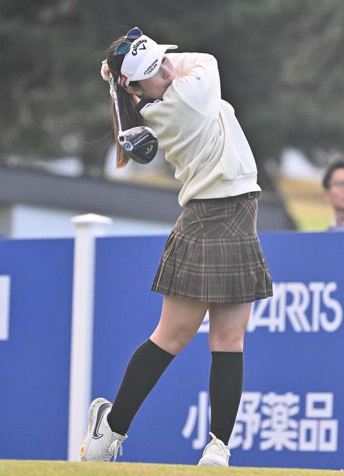 プロアマ　10番ホール、ティ－ショットを放つ西村優菜（撮影・石井愛子）