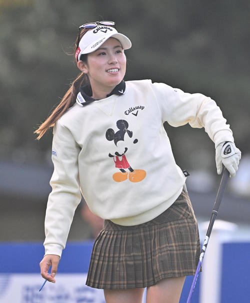 10番ホール、ティ－ショットを放つ西村優菜（撮影・石井愛子）