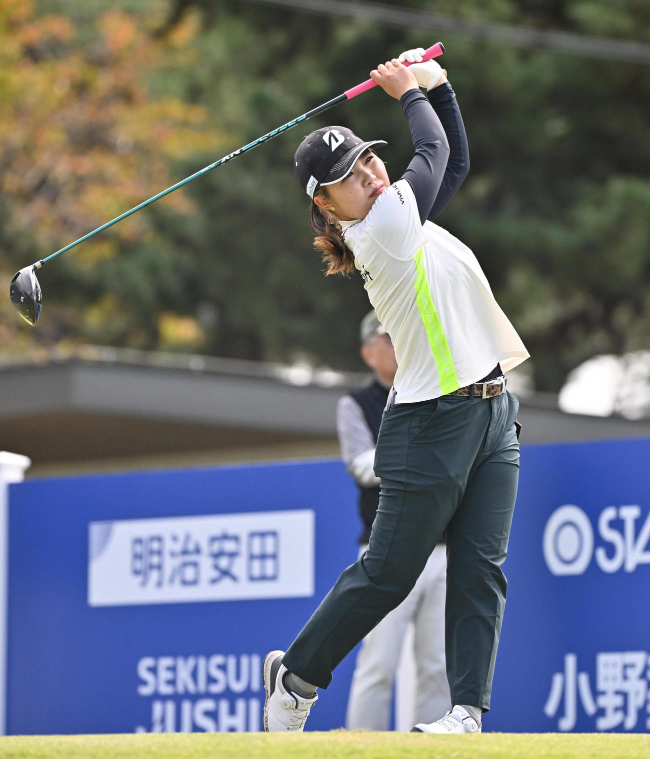 プロアマ　10番ホール、古江彩佳はティ－ショットを放つ（撮影・石井愛子）