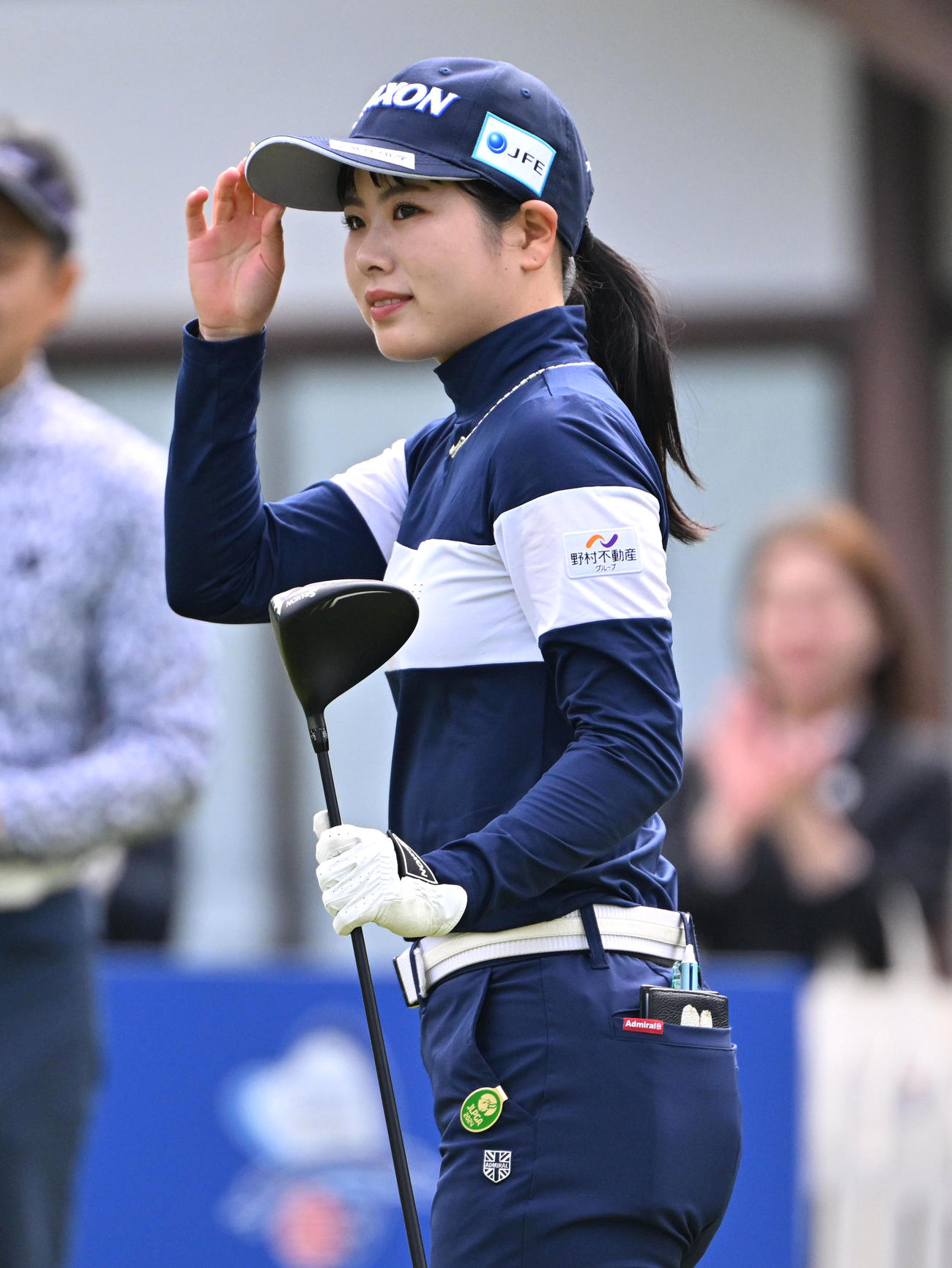プロアマ　1番ホール、尾関彩美悠はティーショットを放ち移動する（撮影・石井愛子）