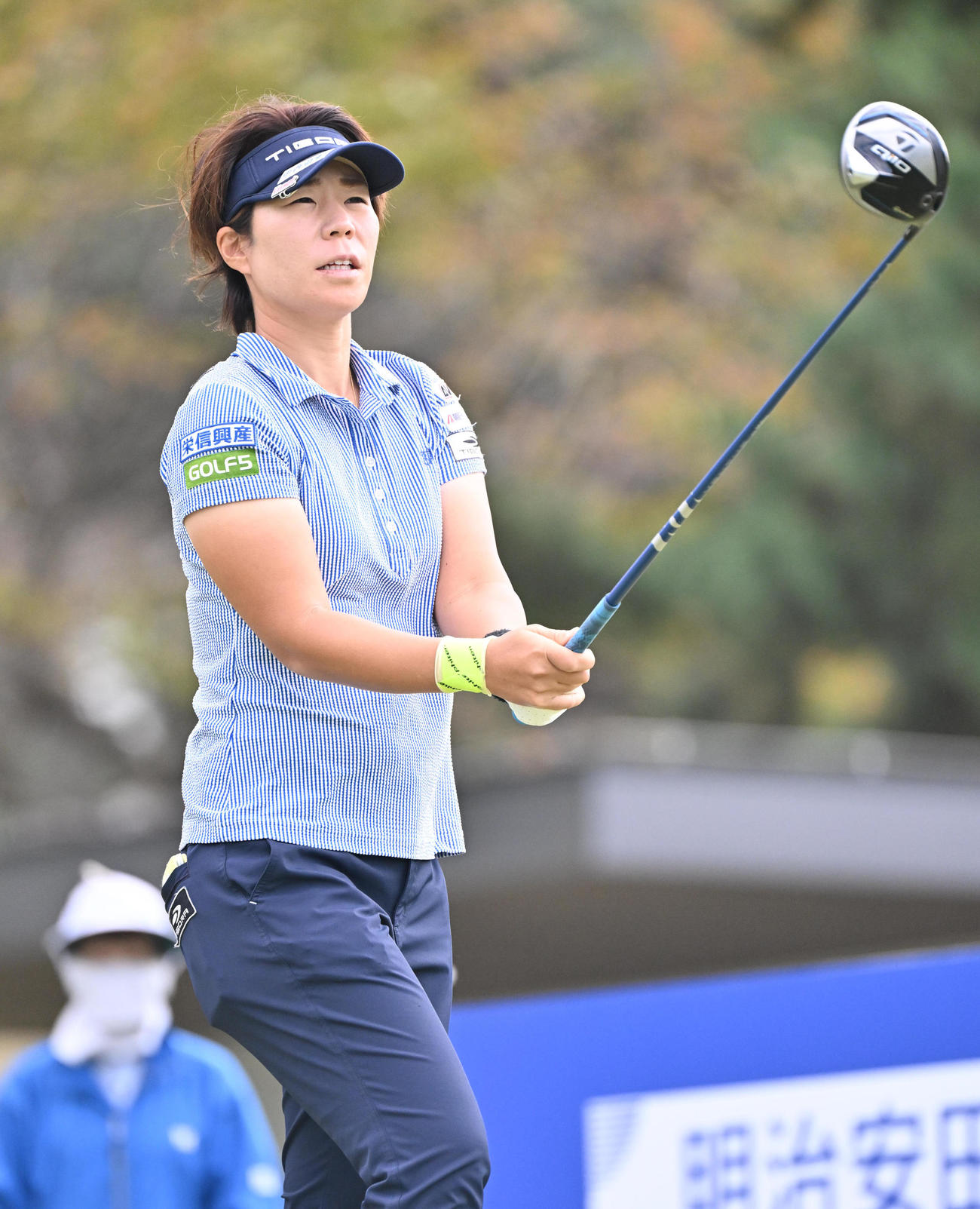 プロアマ　10番ホール、穴井詩はティーショットを前に狙いを定める（撮影・石井愛子）