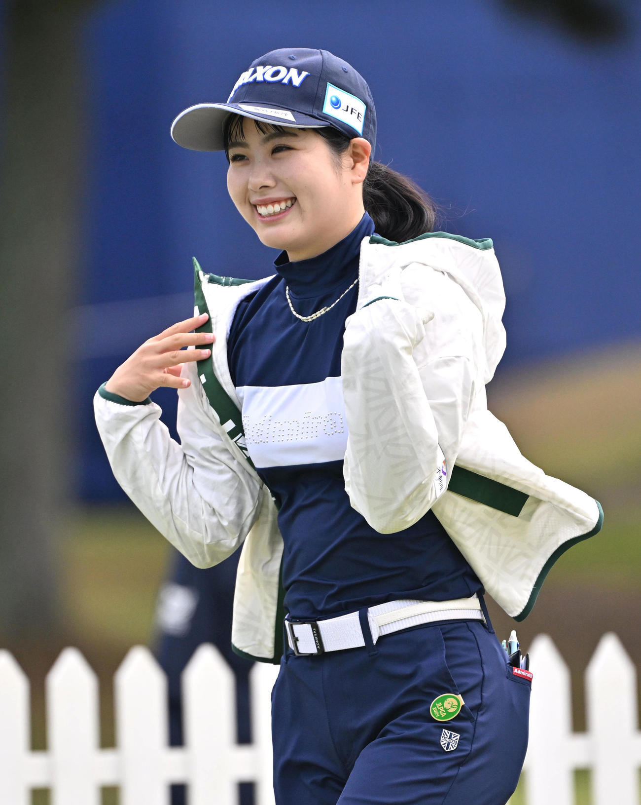 プロアマ　1番ホール、尾関彩美悠はティーショットを放ち移動する（撮影・石井愛子）