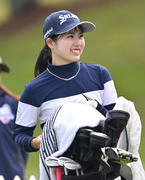 プロアマ　1番ホール、尾関彩美悠はティーショット前に笑顔を見せる（撮影・石井愛子）