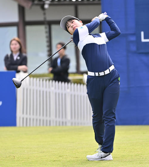 プロアマ　1番ホール、尾関彩美悠はティーショットを放つ（撮影・石井愛子）