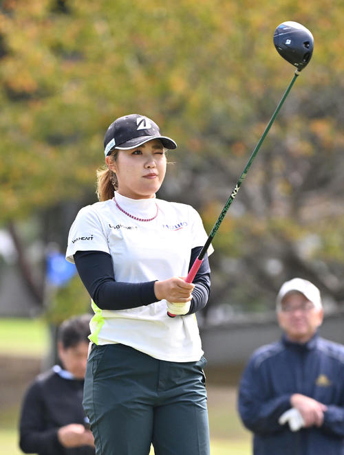 プロアマ　10番ホール、古江彩佳はティーショットを前に狙いを定める（撮影・石井愛子）