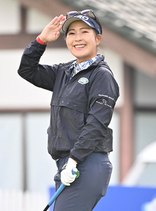プロアマ　1番ホール、青木瀬令奈は関係者らにあいさつをする（撮影・石井愛子）