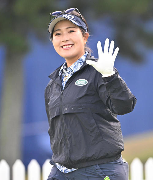 プロアマ　1番ホール、青木瀬令奈は関係者らに手を振る（撮影・石井愛子）