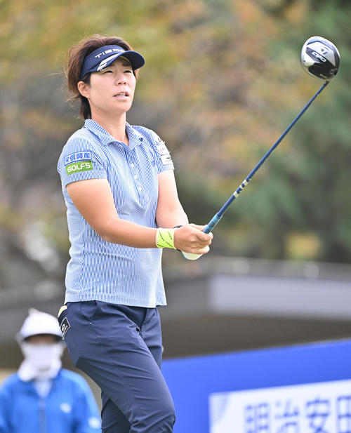 プロアマ　10番ホール、穴井詩はティーショットを前に狙いを定める（撮影・石井愛子）
