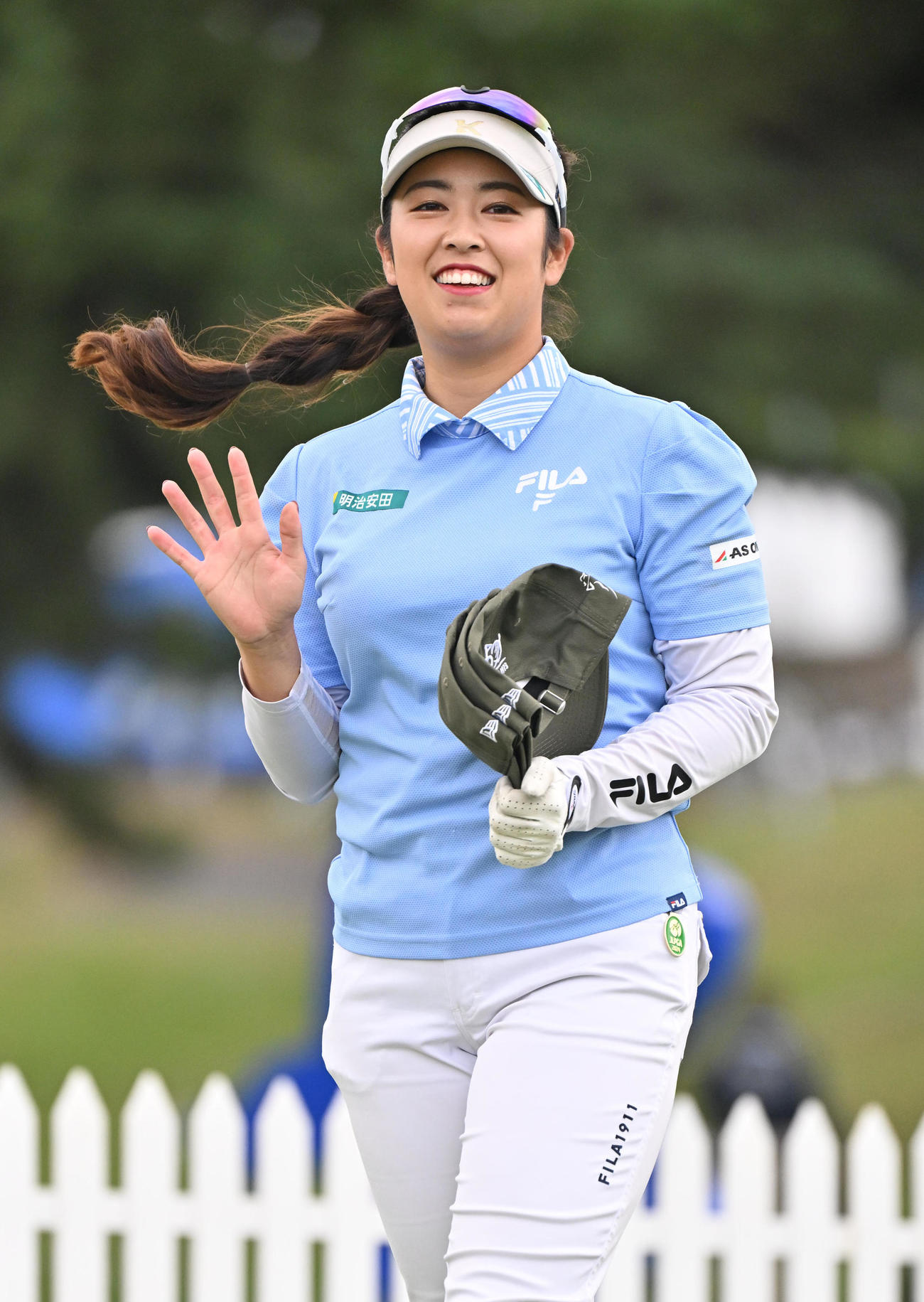 プロアマ　1番ホール、天本ハルカは関係者らに手を振る（撮影・石井愛子）