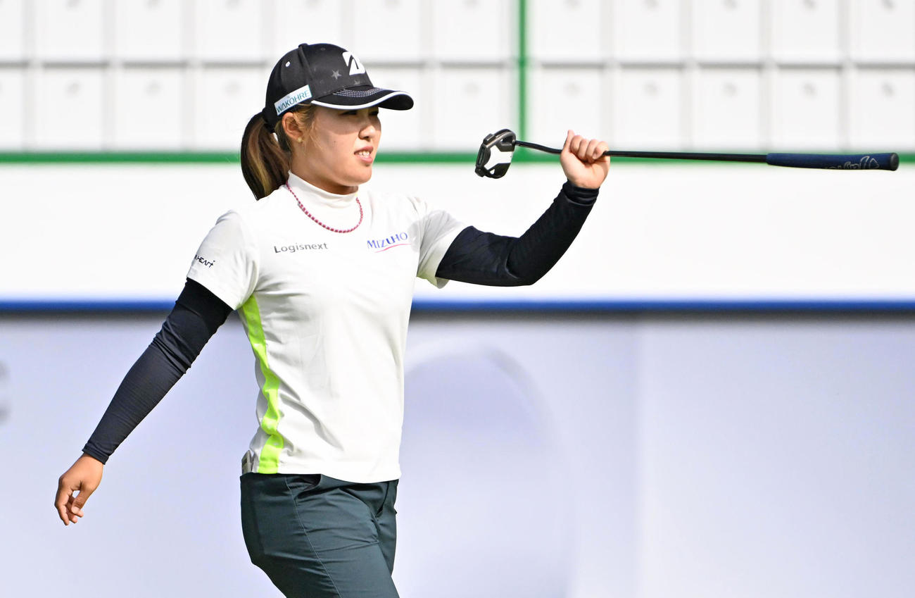 プロアマ　18番ホール、コースを終えクラブを見つめる古江彩佳（撮影・石井愛子）