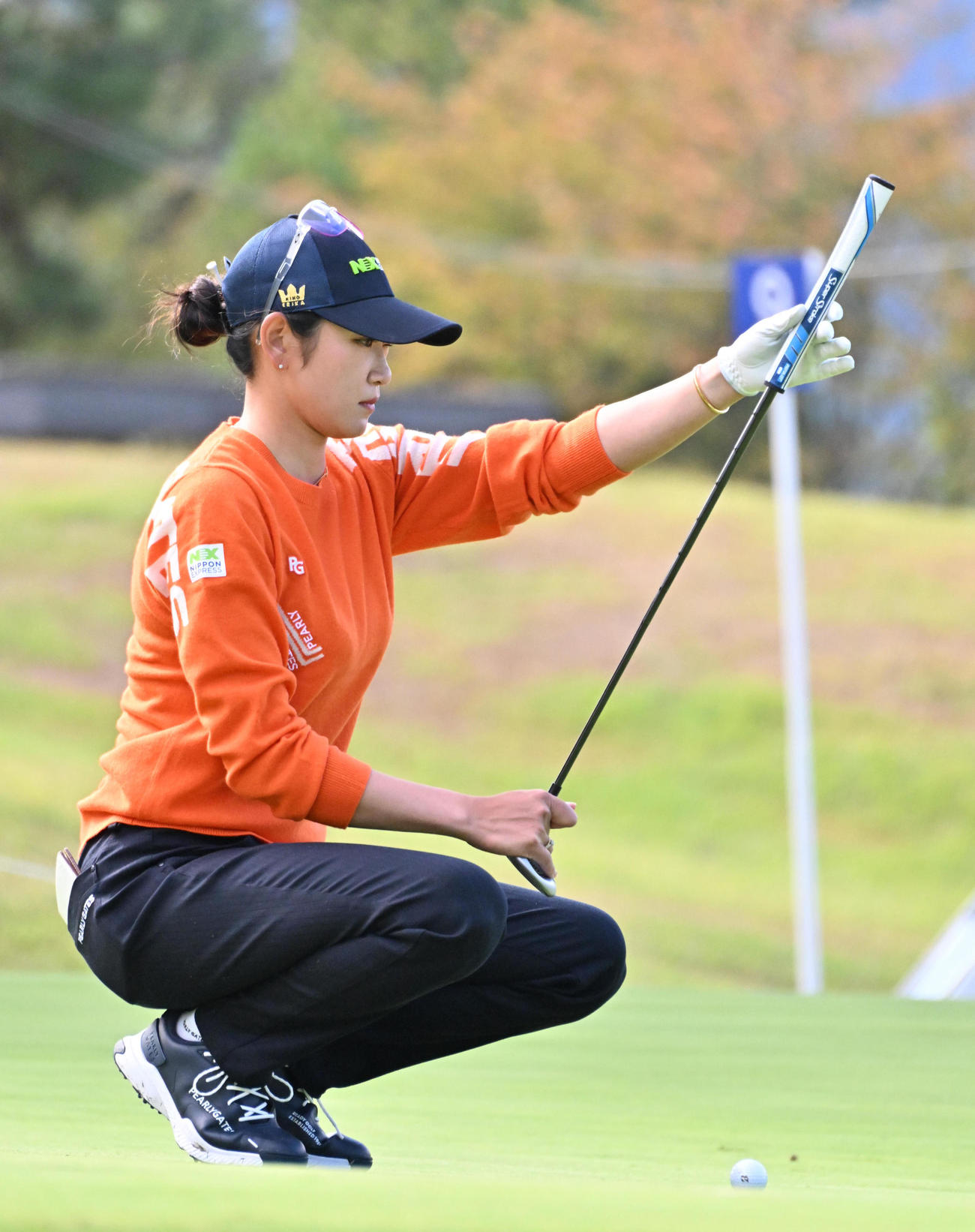 プロアマ　9番ホール、ラインを読む原英莉花（撮影・石井愛子）