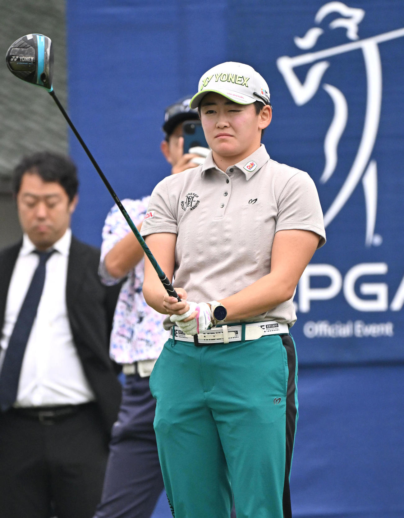 プロアマ　1番ホール、岩井明愛はティーショットを前に狙いを定める（撮影・石井愛子）