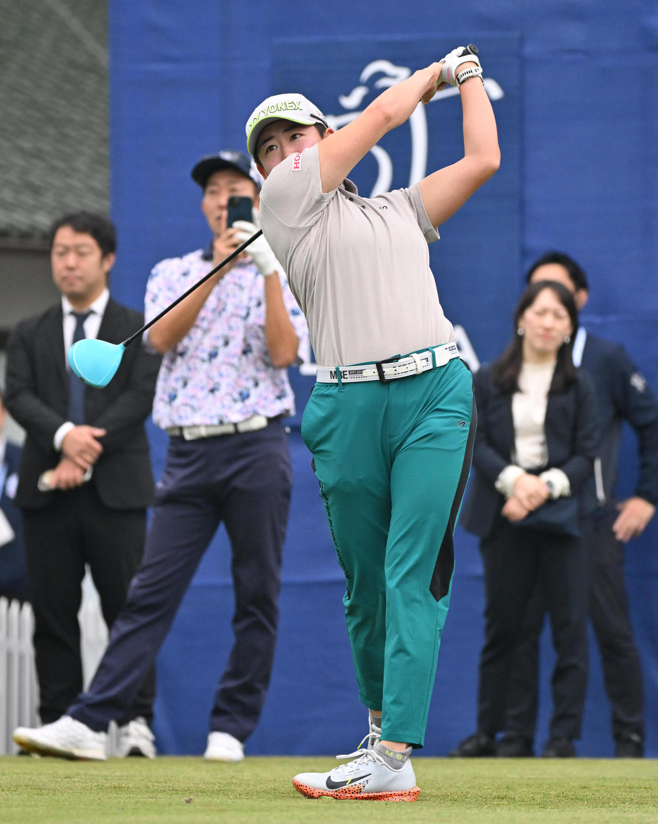 プロアマ　1番ホール、岩井明愛はティーショットを放つ（撮影・石井愛子）
