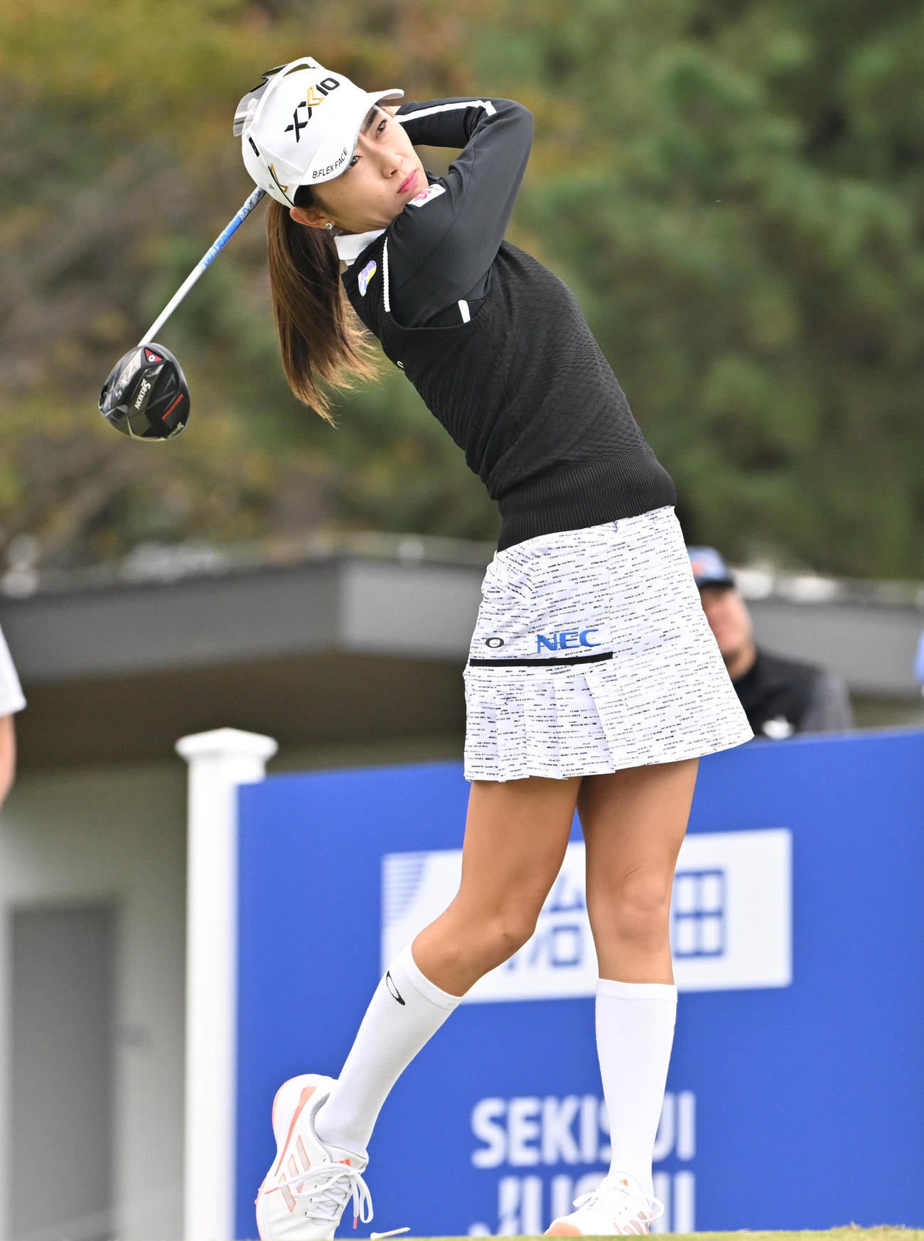 プロアマ　10番ホール、安田祐香はティ－ショットを放つ（撮影・石井愛子）