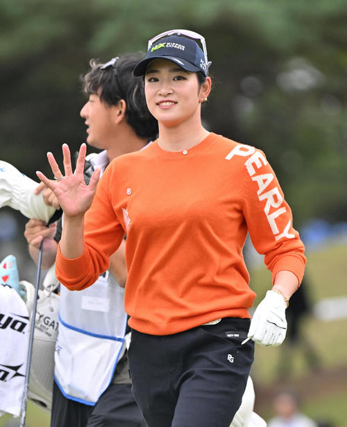 プロアマ　1番ホール、原英莉花はギャラリーに手を振る（撮影・石井愛子）