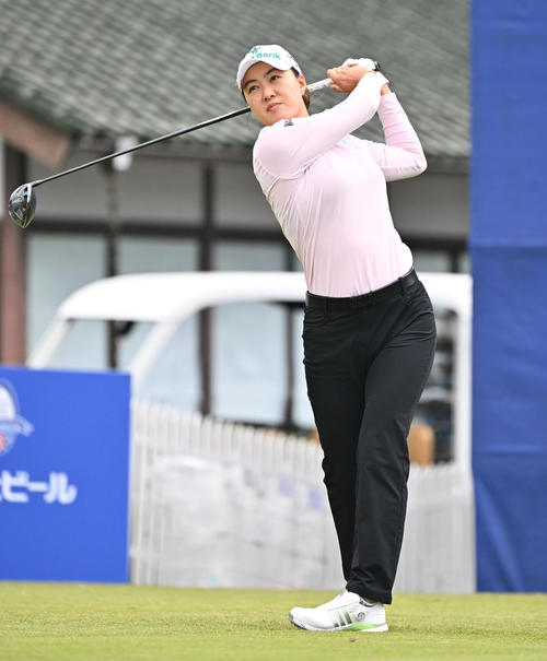 プロアマ　1番ホール、ミンジー・リーはティーショットを放つ（撮影・石井愛子）