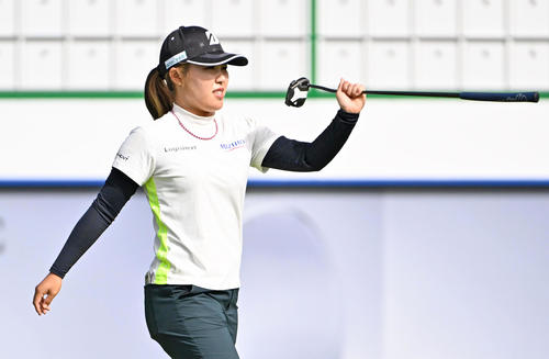 プロアマ　18番ホール、コースを終えクラブを見つめる古江彩佳（撮影・石井愛子）