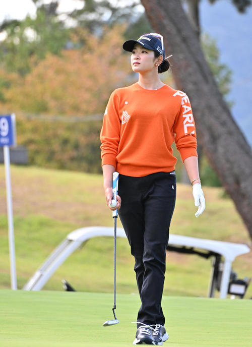 プロアマ　9番ホール、移動する原英莉花（撮影・石井愛子）