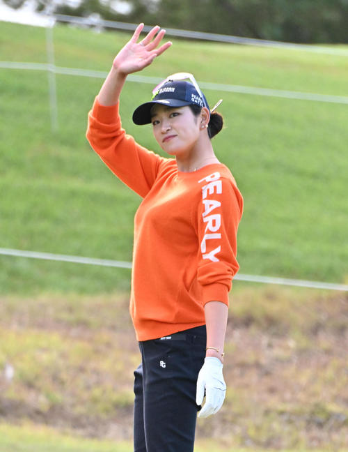 プロアマ　9番ホールを終え関係者に手を振る原英莉花（撮影・石井愛子）