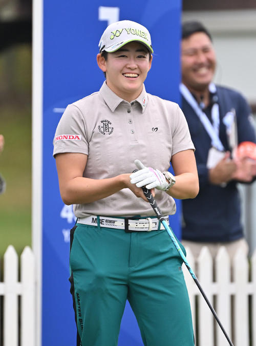 プロアマ　1番ホール、岩井明愛はティ－ショット前に笑顔を見せる（撮影・石井愛子）