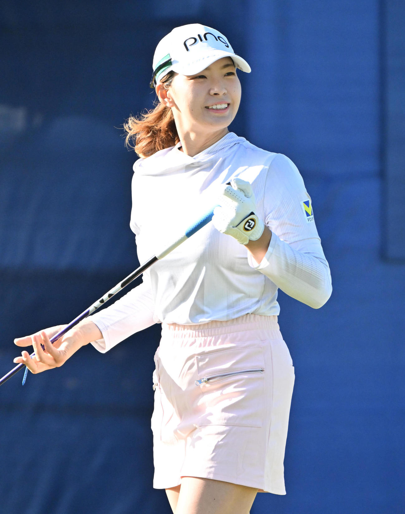 プロアマ戦　1番ホール、渋野日向子はティーショットを放ち移動する（撮影・石井愛子）