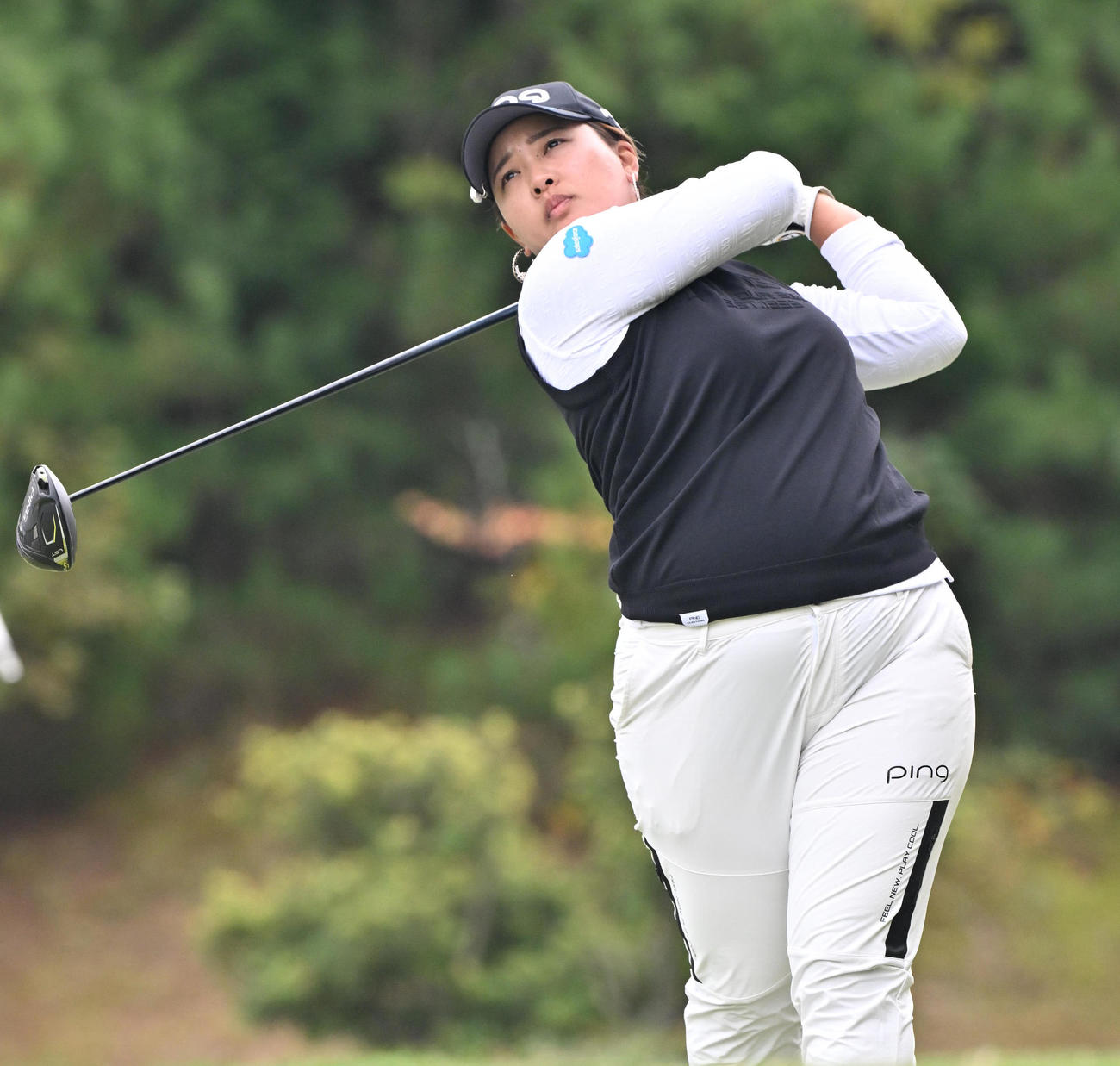 1日目、4番ホール、鈴木愛はティーショットを放つ（撮影・石井愛子）