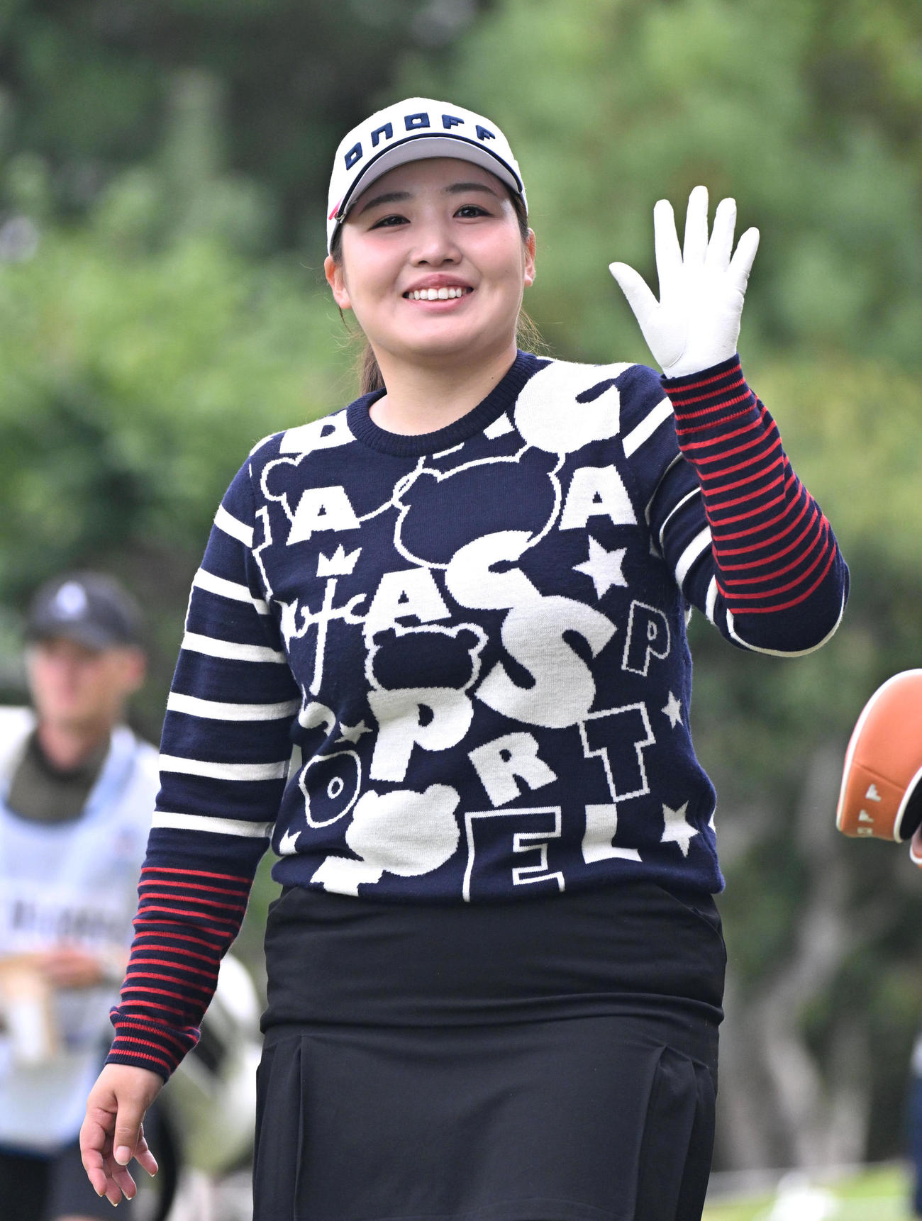 1日目、4番ホール、小林光希は関係者らに手を振る（撮影・石井愛子）