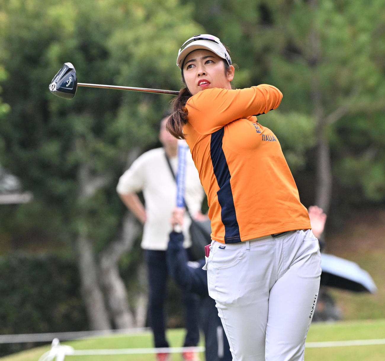 1日目、4番ホール、天本ハルカはティーショットを放つ（撮影・石井愛子）