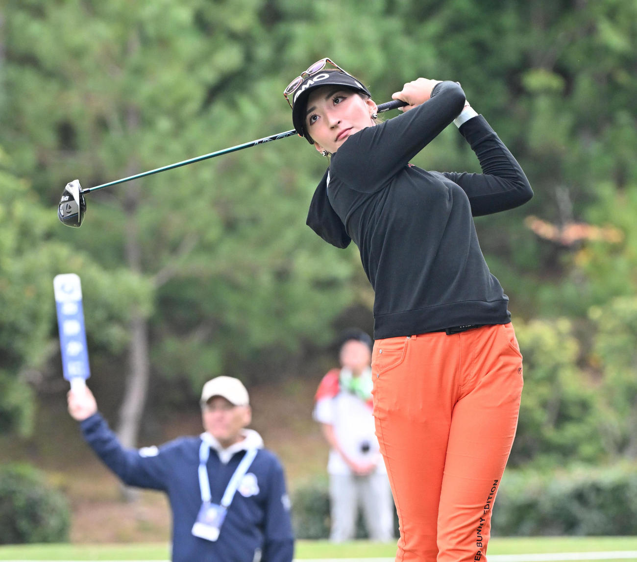 1日目、4番ホール、脇元華はティーショットを放つ（撮影・石井愛子）
