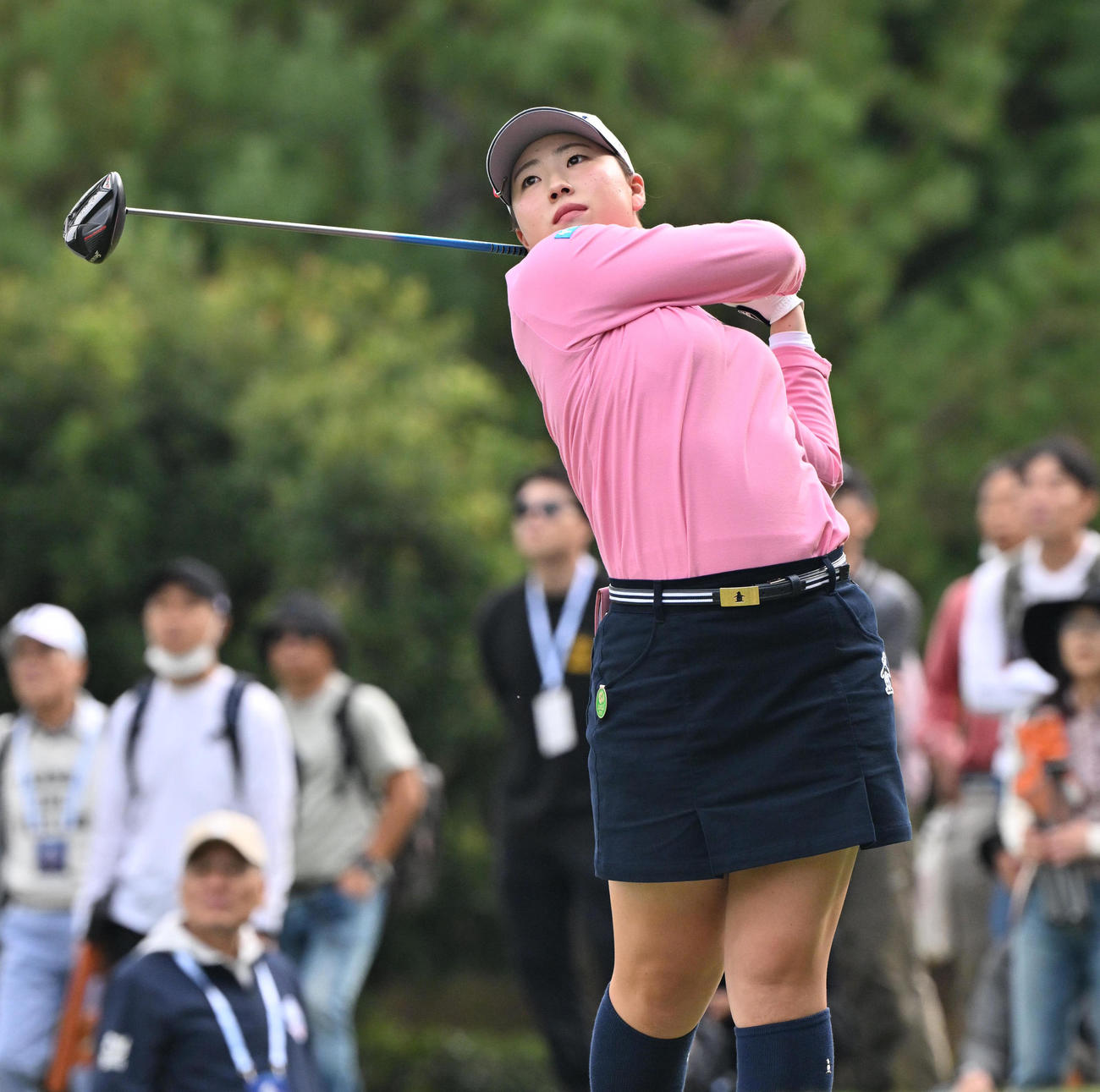 1日目、4番ホール、竹田麗央はティーショットを放つ（撮影・石井愛子）