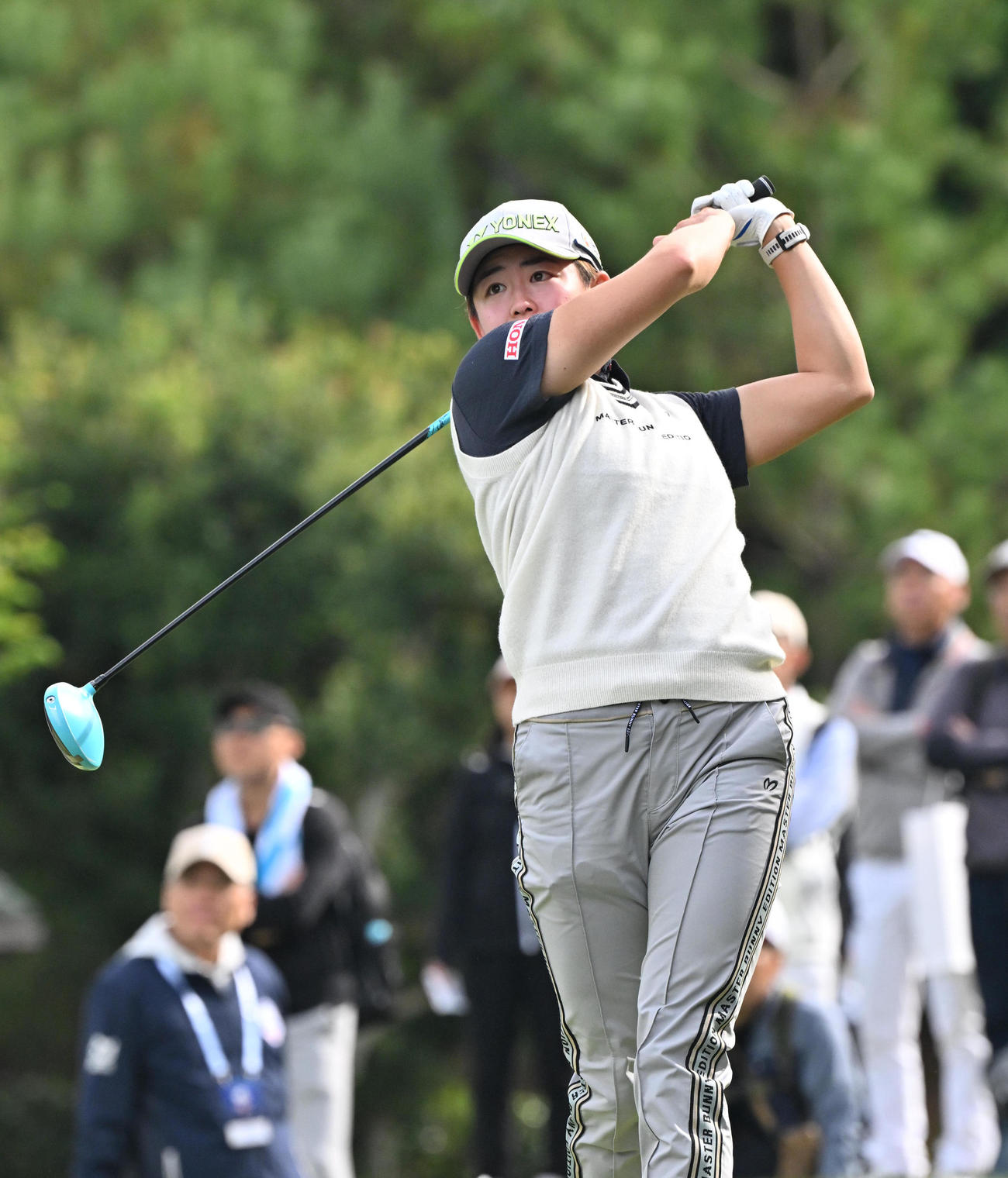 1日目、4番ホール、岩井明愛はティーショットを放つ（撮影・石井愛子）