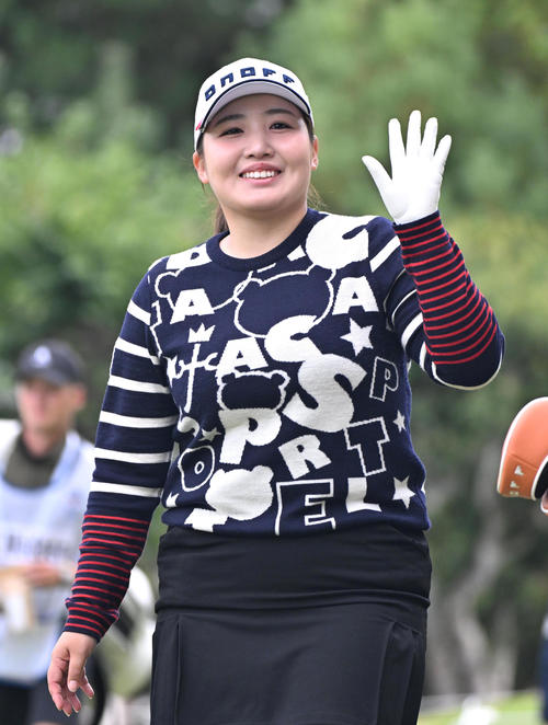 1日目、4番ホール、小林光希は関係者らに手を振る（撮影・石井愛子）