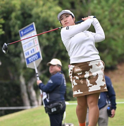 1日目、4番ホール、阿部未悠はティーショットを放つ（撮影・石井愛子）