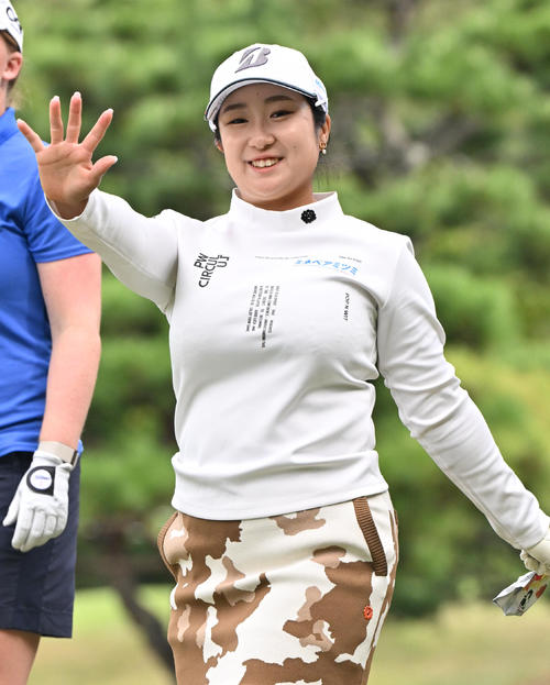 1日目、4番ホール、阿部未悠は関係者らに手を振る（撮影・石井愛子）
