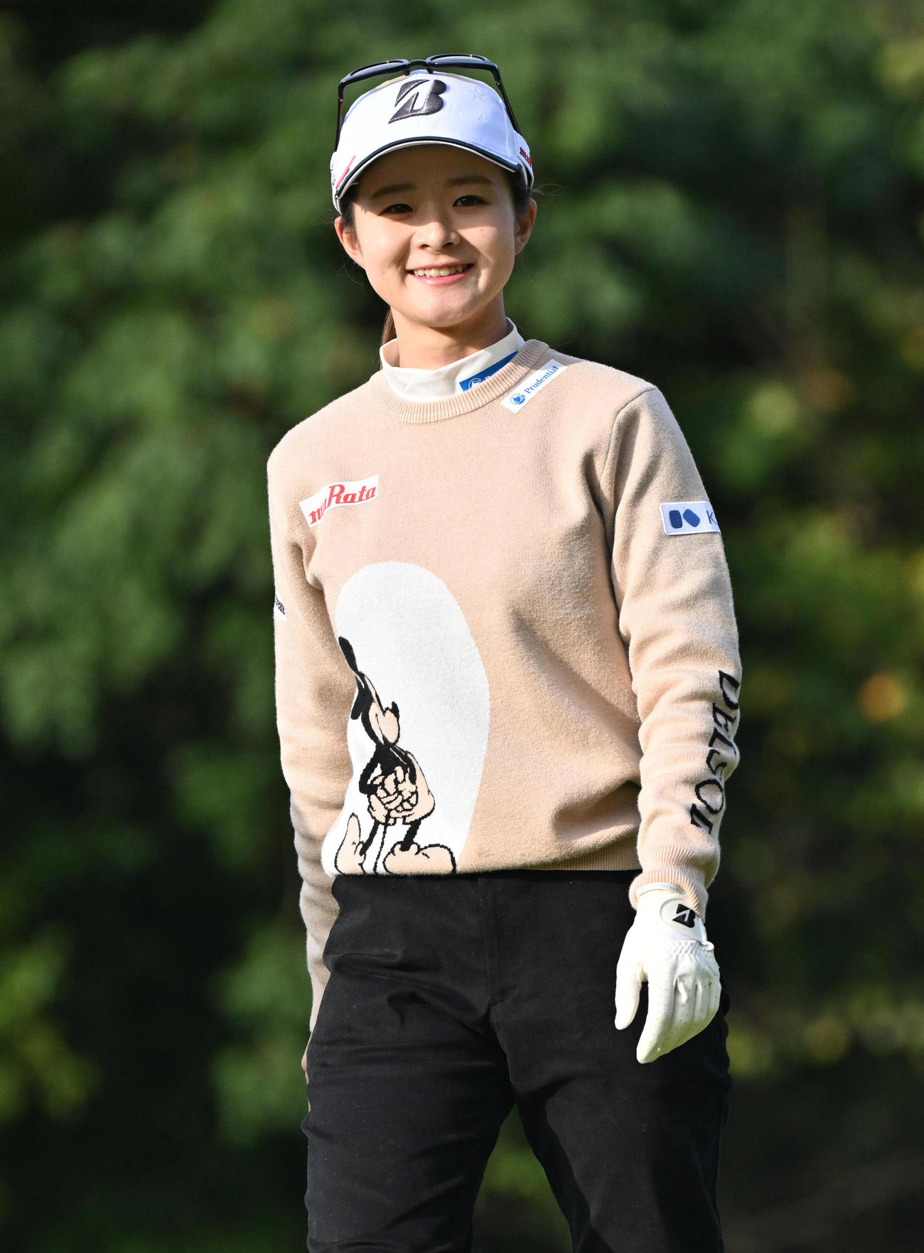 1日目、2番ホール、川崎春花はティーショットを放ち移動する（撮影・石井愛子）