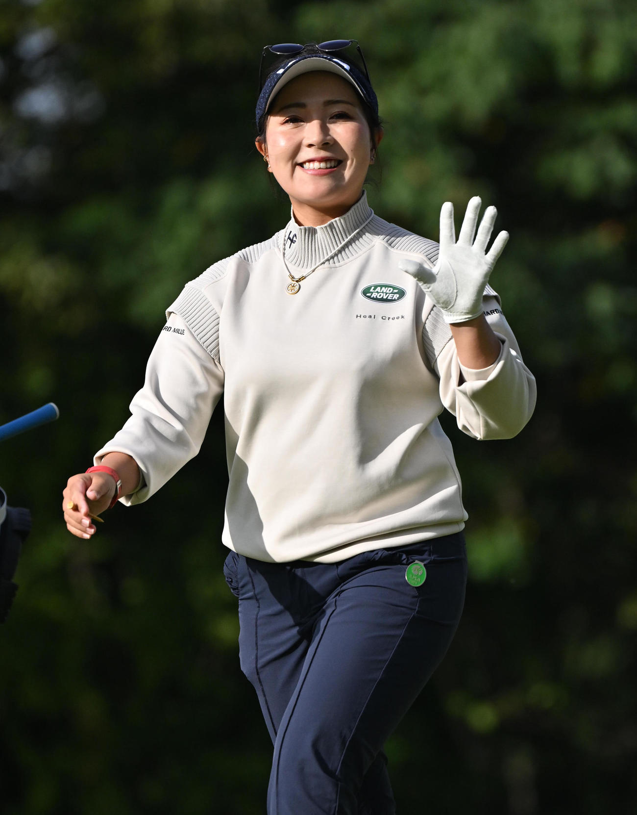 1日目、2番ホール、青木瀬令奈は関係者らに手を振る（撮影・石井愛子）