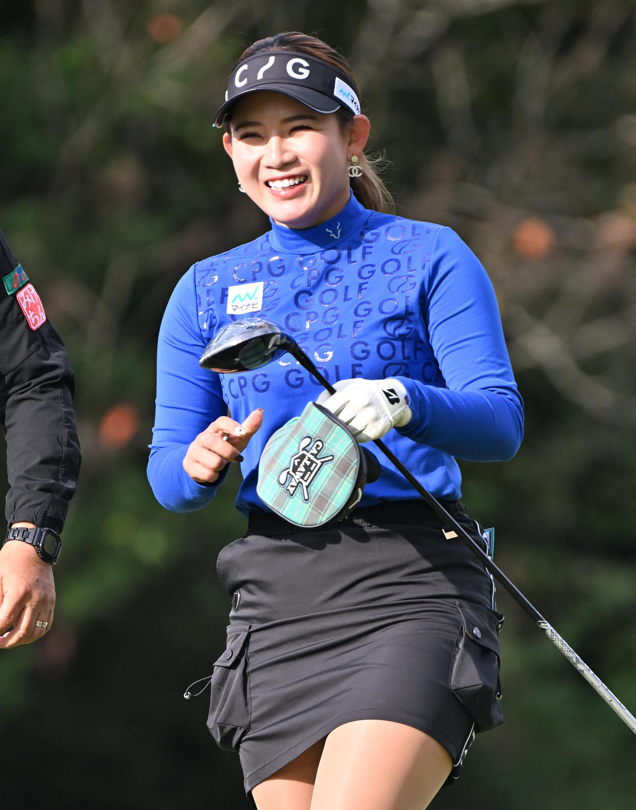 1日目、2番ホール、吉本ひかるはティーショットを放ち移動する（撮影・石井愛子）