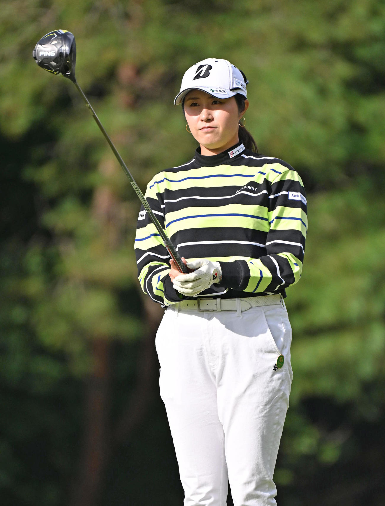 1日目、2番ホール、大里桃子はティーショットを前に狙いを定める（撮影・石井愛子）