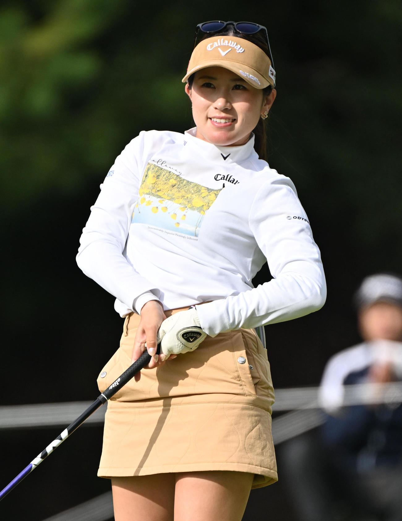 1日目、2番ホール、西村優菜はティーショットを放ち打球の行方を見つめる（撮影・石井愛子）