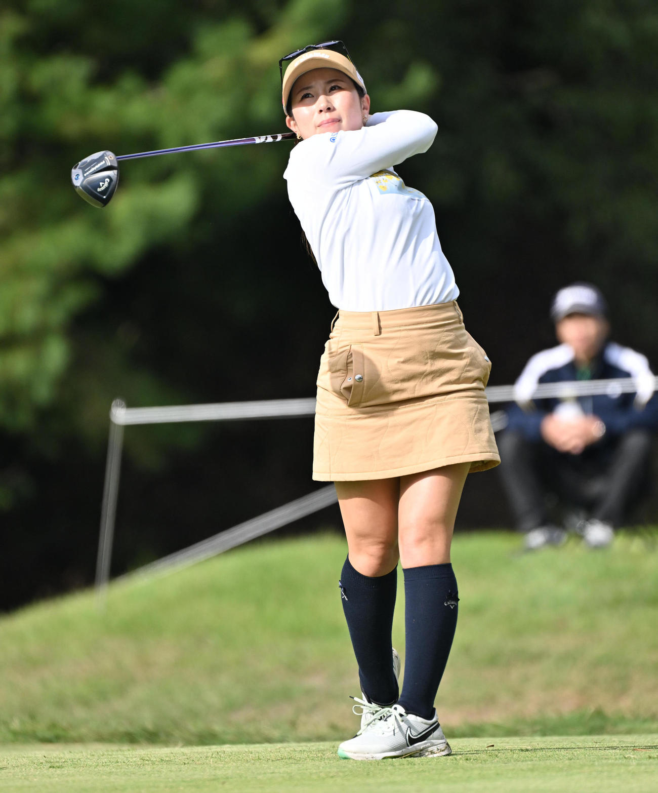 1日目、2番ホール、西村優菜はティーショットを放つ（撮影・石井愛子）