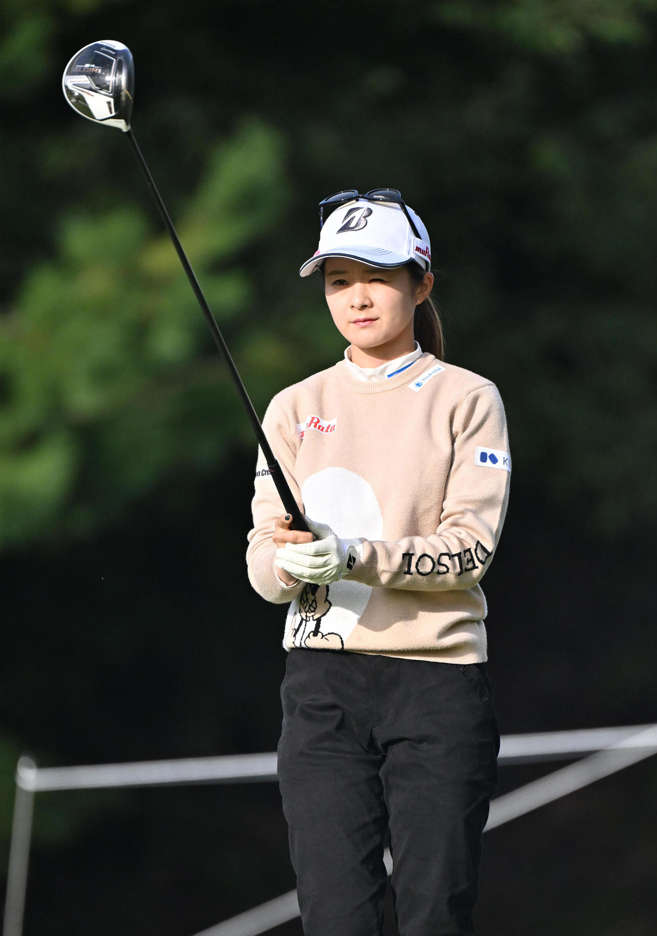 1日目、2番ホール、川崎春花はティーショットを前に狙いを定める（撮影・石井愛子）