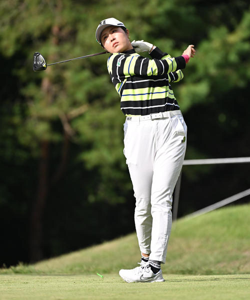 1日目、2番ホール、大里桃子はティーショットを放つ（撮影・石井愛子）