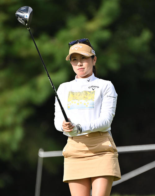 1日目、2番ホール、西村優菜はティーショットを前に狙いを定める（撮影・石井愛子）