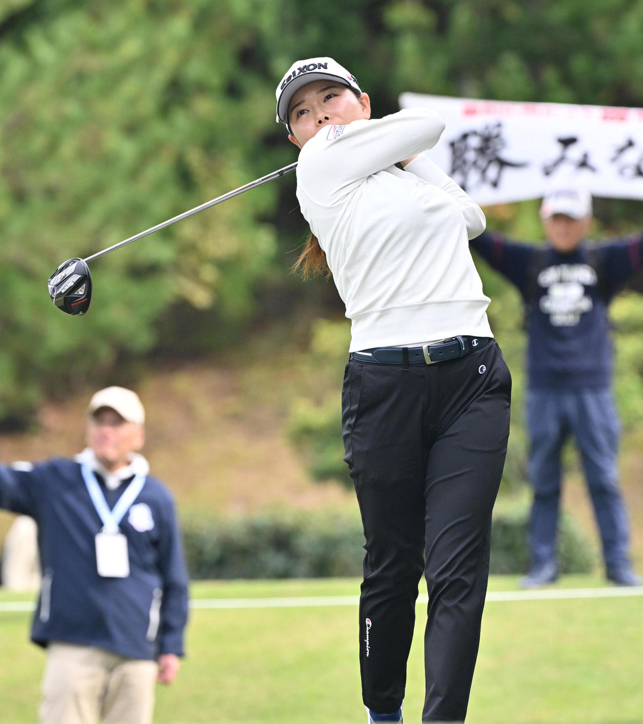 1日目、4番ホール、勝みなみはティーショットを放つ（撮影・石井愛子）