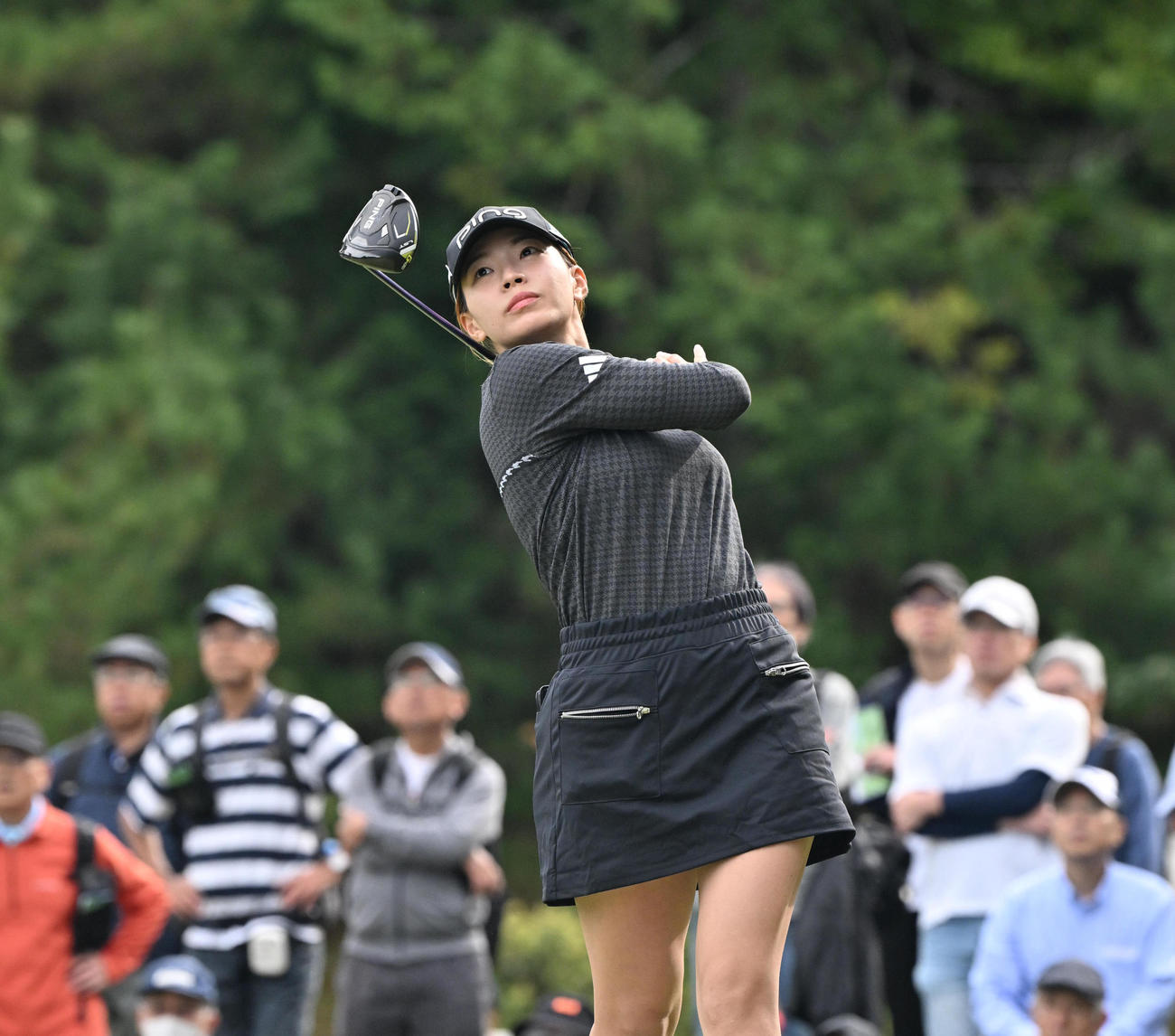 1日目、4番ホール、渋野日向子はティーショットを放つ（撮影・石井愛子）