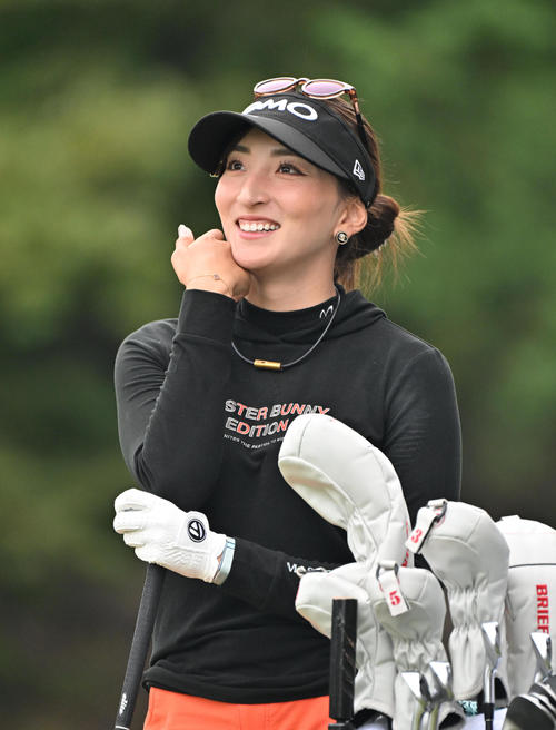 1日目、4番ホール、脇元華はティーショット前に笑顔を見せる（撮影・石井愛子）