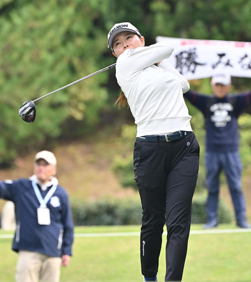 1日目、4番ホール、勝みなみはティーショットを放つ（撮影・石井愛子）