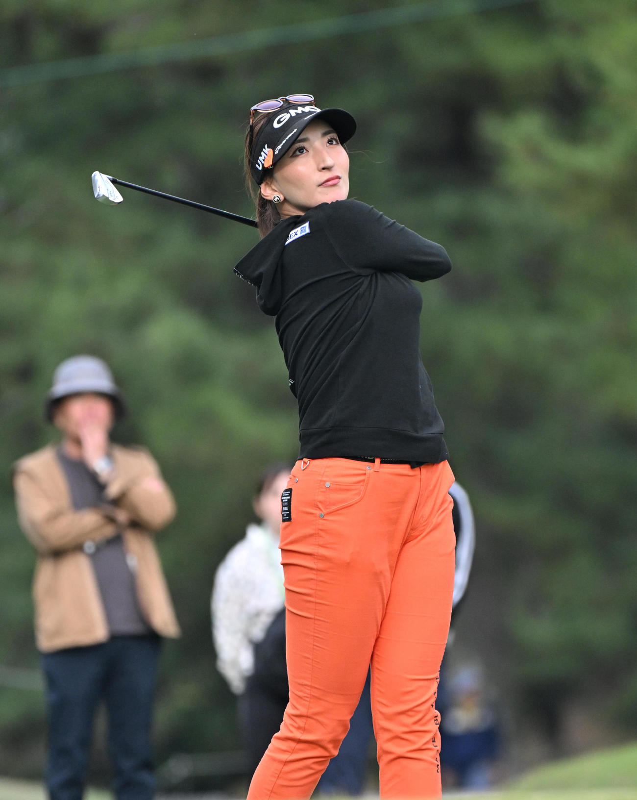 1日目、8番ホール、脇元華はティーショットを放つ（撮影・石井愛子）