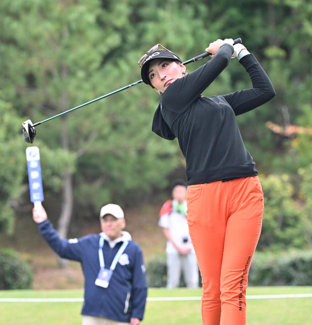 1日目、4番ホール、脇元華はティーショットを放つ（撮影・石井愛子）
