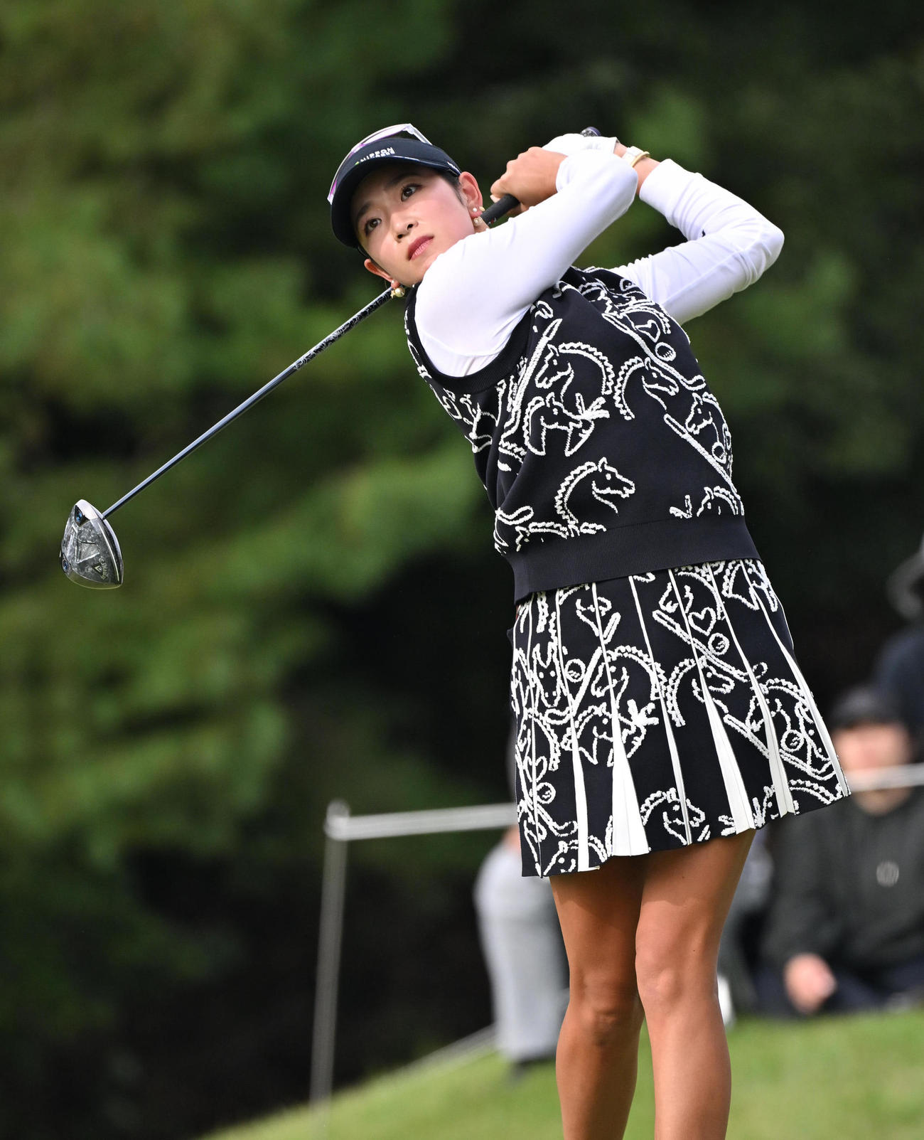 1日目、2番ホール、原英莉花はティーショットを放つ（撮影・石井愛子）